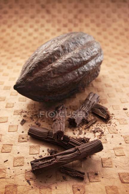 Cacao fruit and chocolate flakes — Stock Photo