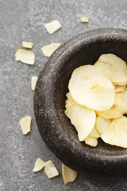 Fette di aglio secche in mortaio — Foto stock