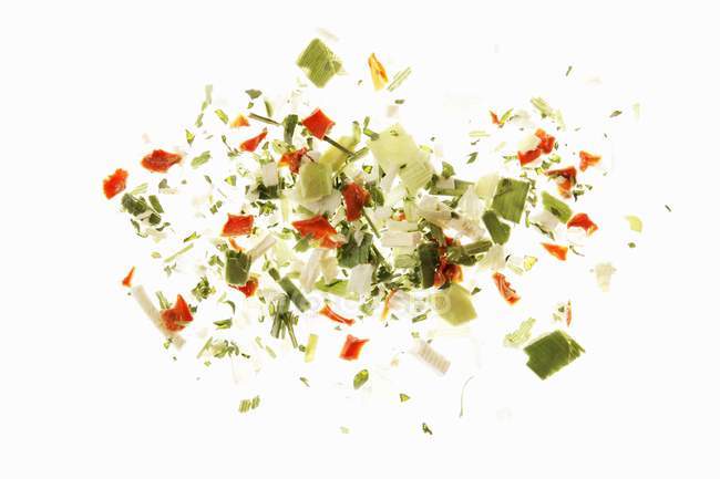 Sopa de verduras, liofilizada en la superficie blanca - foto de stock