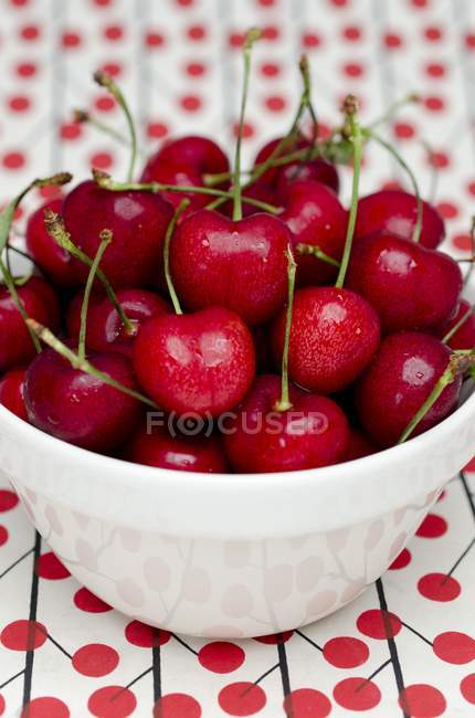 Cerises fraîches dans un bol — Photo de stock