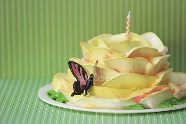 Bolo de rosa com decoração de borboleta — Fotografia de Stock