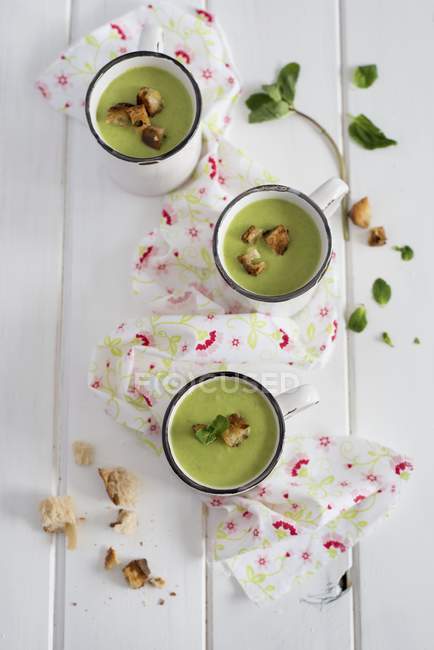 Cream of pea soup with croutons — Stock Photo