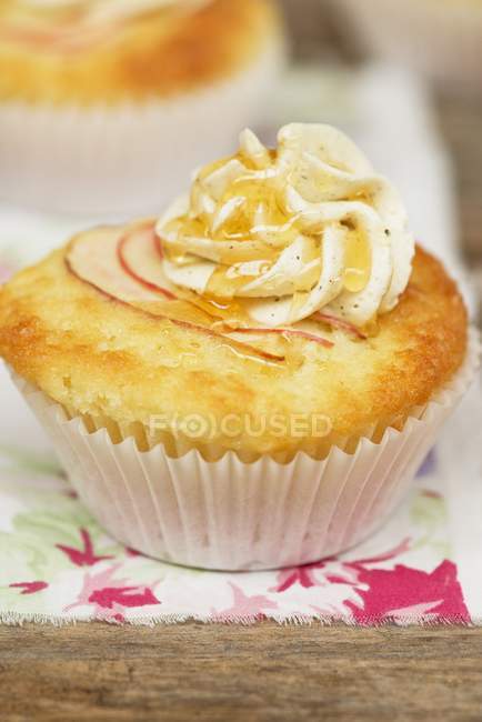 Apfelkuchen mit Buttercreme verziert — Stockfoto