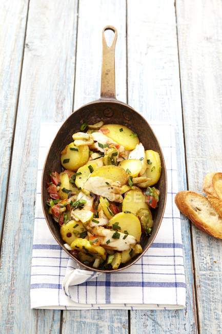 Gebratenes Gericht mit Kartoffeln und Hühnchen — Stockfoto
