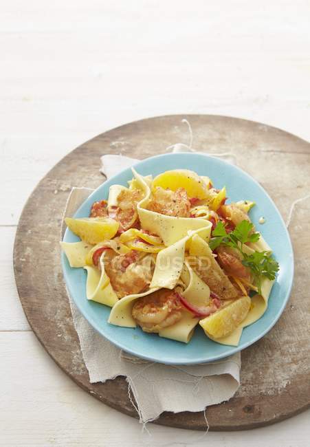 Curried pasta with tandoori prawns — Stock Photo