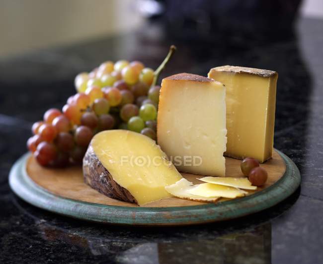 Assorted Cheese with Grapes — Stock Photo