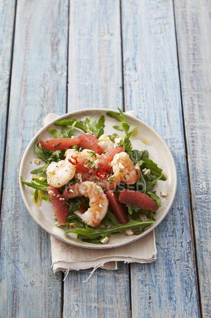 Salade de roquette aux crevettes — Photo de stock