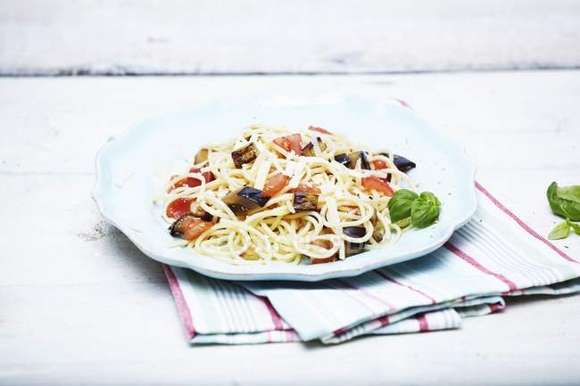 Spaghettis aux légumes et basilic — Photo de stock
