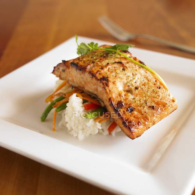 Жареный атлантический лосось с жасминовым рисом — стоковое фото