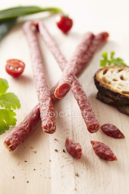 Salsichas salgadas para lanches — Fotografia de Stock