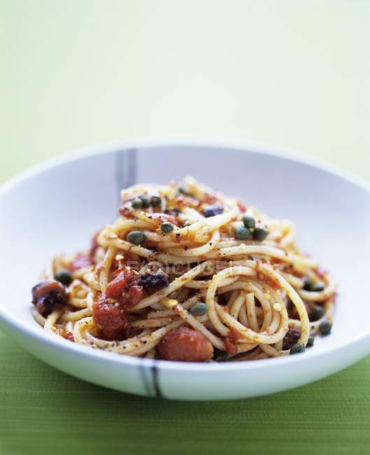 Espaguetis puttanesca con tomates - foto de stock