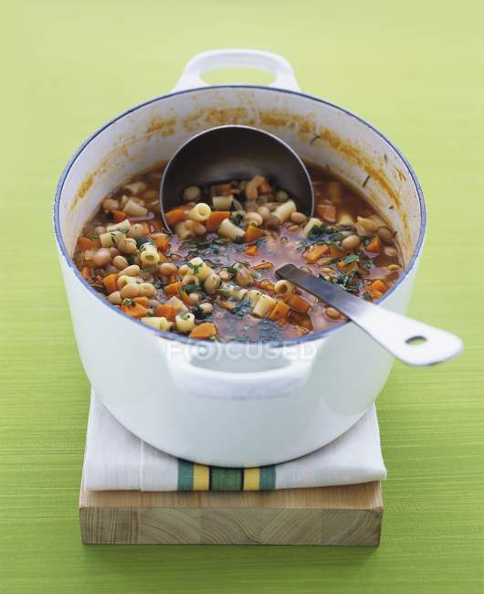Bohnensuppe mit Karotten und Nudeln — Stockfoto