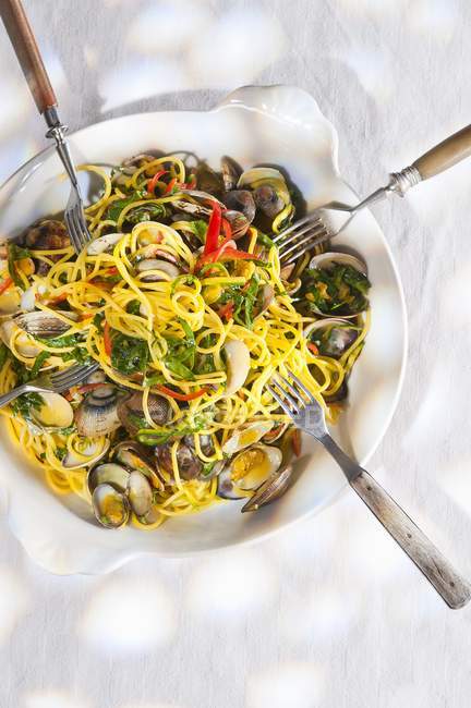 Spaghetti vongole with clams — Stock Photo