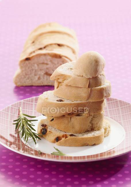 Geschnittene Oliven- und Rosmarinbaguette — Stockfoto