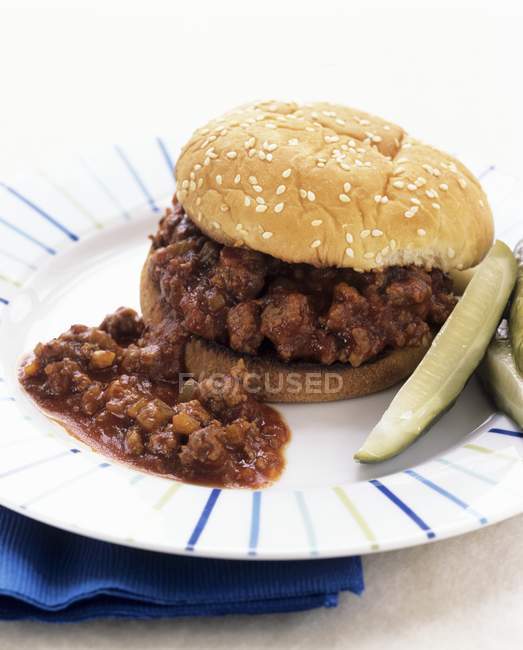 Sloppy Joe hamburger aux cornichons — Photo de stock