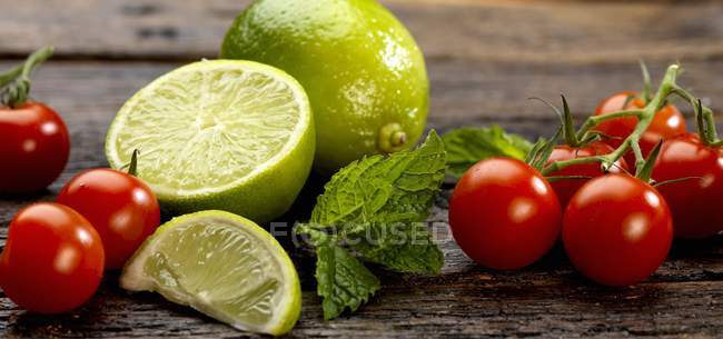 Cherry tomatoes with mint and limes — Stock Photo