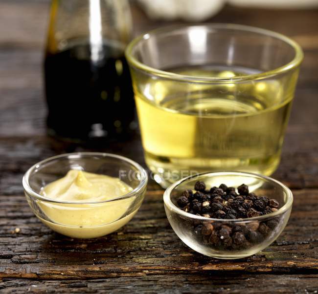Mostarda de dijon, pimenta, vinagre de vinho branco e vinagre balsâmico — Fotografia de Stock