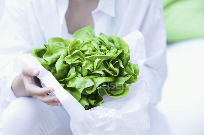 Girl holding lettuce — Stock Photo