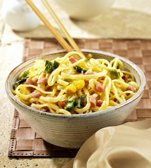 Bami goreng dish of fried noodles — Stock Photo