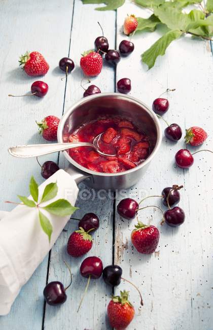 Erdbeermarmelade im Topf — Stockfoto