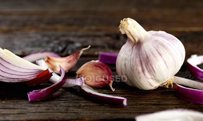 Red onion and garlic — Stock Photo