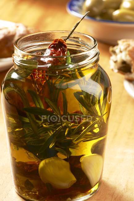 Olio di oliva con erbe aromatiche e pomodori secchi — Foto stock
