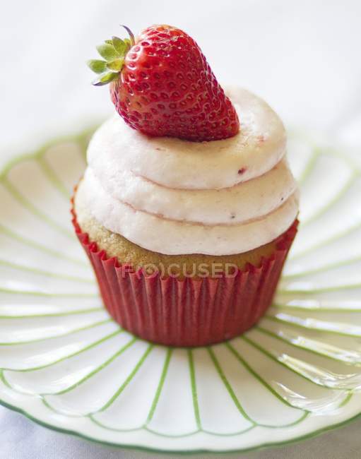 Erdbeer-Cupcake auf Teller — Stockfoto