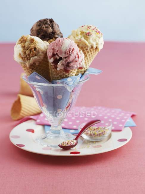 Vari coni gelato in un bicchiere — Foto stock