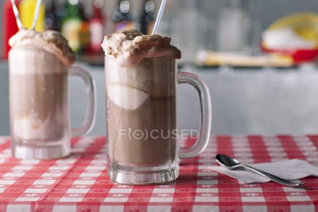 Closeup view of two Root Beer Floats on a table with straws — Stock Photo