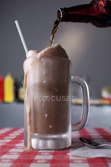 Closeup view of beer pouring into a Root Beer Float — Stock Photo