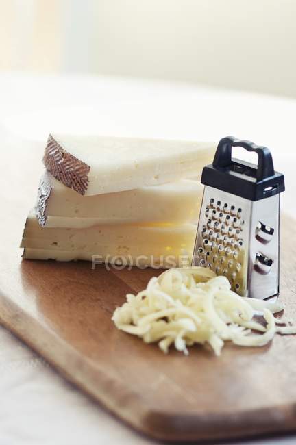 Сир на рубаній дошці — стокове фото