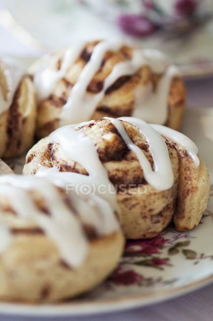 Closeup view of cinnamon rolls with icing sugar — Stock Photo