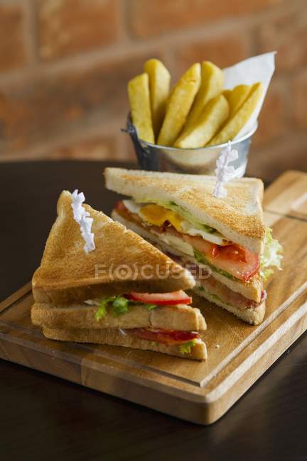 Sanduíches de clube com batatas fritas — Fotografia de Stock