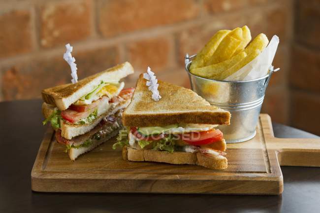 Sandwiches de club con papas fritas - foto de stock