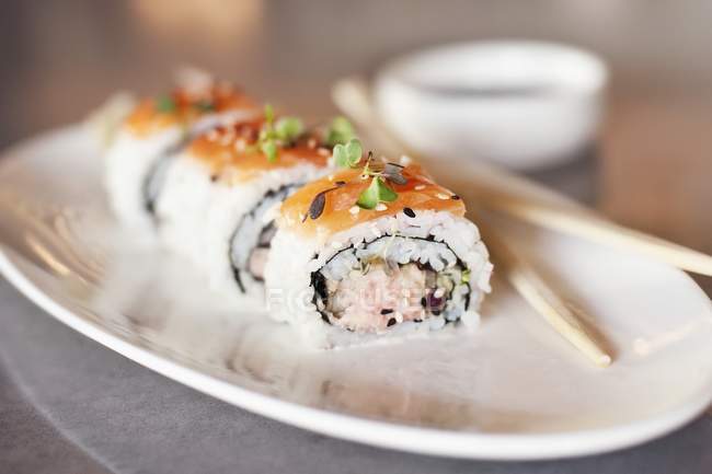 Rouleaux épicés de thon et de saumon sushi — Photo de stock