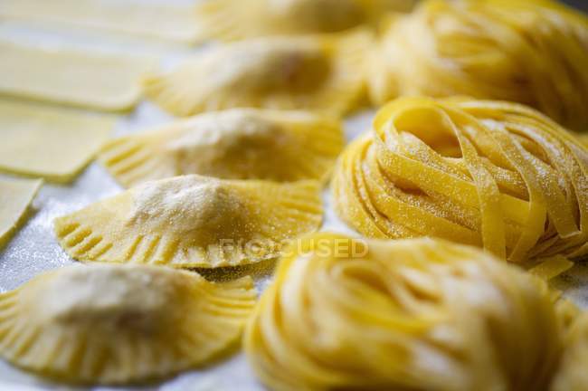 Homemade tagliatelle and ravioli — Stock Photo