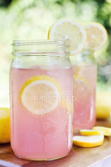 Limonada rosa en frascos - foto de stock
