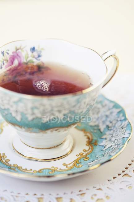 Tasse Tee in hübscher Teetasse — Stockfoto