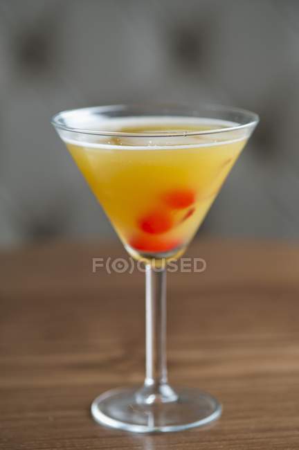 Cocktail na superfície de madeira — Fotografia de Stock