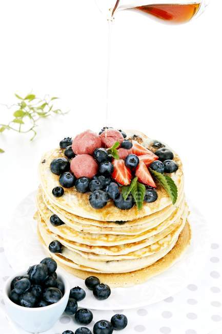 Blaubeer-Pfannkuchen mit Erdbeersorbet — Stockfoto