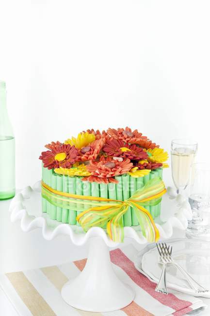 Gâteau décoré de gerberas de sucre — Photo de stock