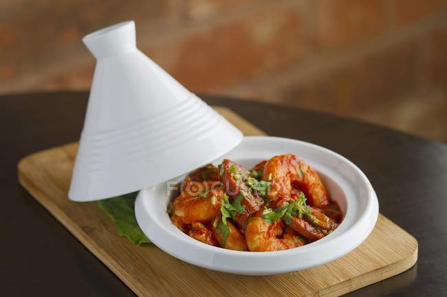 Crevettes au chorizo à la sauce tomate — Photo de stock