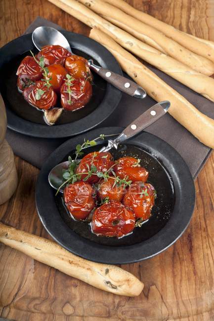 Конфит помидоры в оливковом масле — стоковое фото