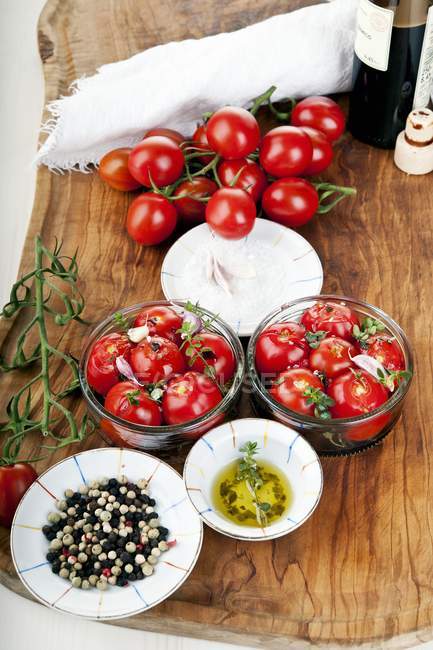 Конфі томати в оливковій олії з лимонним чебрецем і бальзамічним оцтом — стокове фото