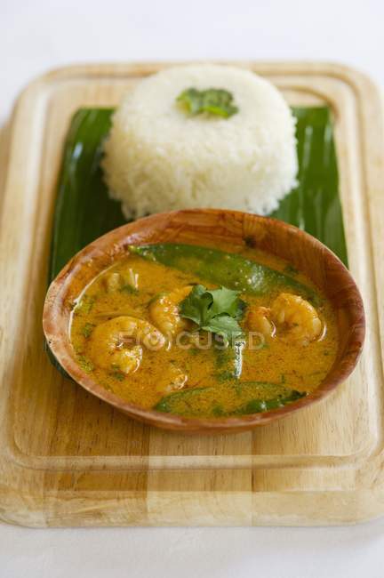 Gambas rojas al curry con arroz - foto de stock