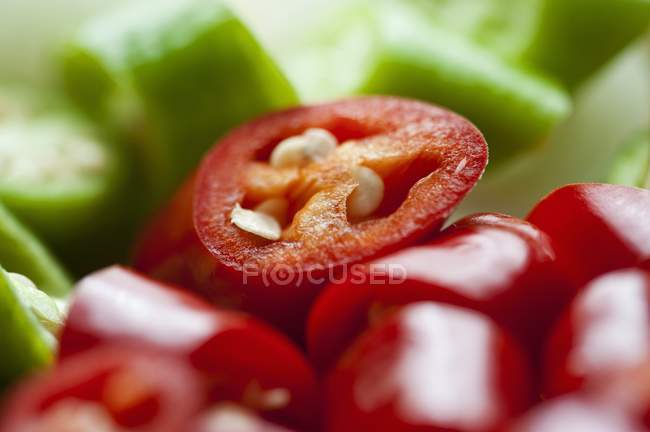 Нарізаний червоний і зелений перець чилі — стокове фото