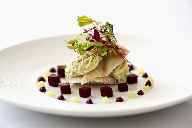 Smoked eel with beetroot and grated apple — Stock Photo