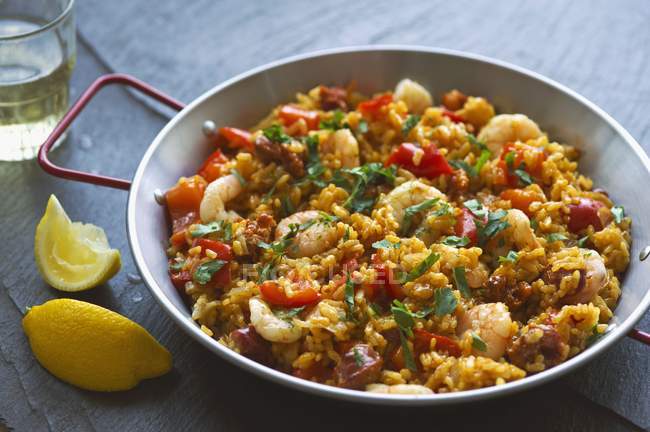 Paella-Reisgericht mit Chorizo — Stockfoto