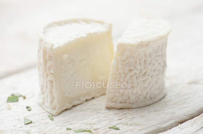 Сир на дерев'яному столі — стокове фото