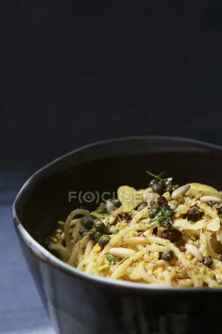 Spaghetti mit Zitronen und Pinienkernen — Stockfoto